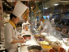 为下午客人认真备餐-火宴山海鲜自助火锅(万宴城店)