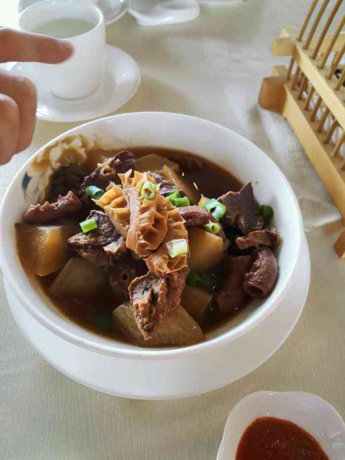 东逸湾酒楼·宴会厅"朋友生日来这里主要是想食翅.中午12正上.