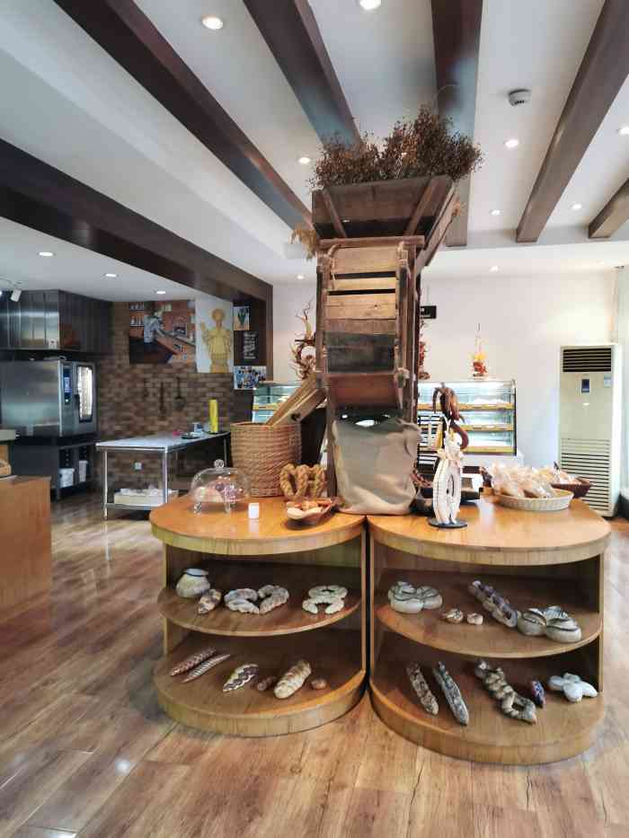 曹继桐烘焙美食店"超级好吃,而且都好漂亮,简直就是艺术品.