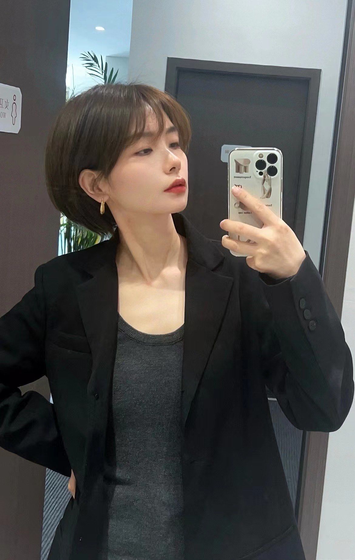 适合每日穿正装的女士第二款甜美型短发层次略微偏低底座线条感柔和