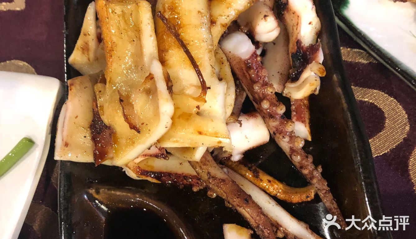 柠檬草烤牛舌牛舌有点柠檬叶在上面，很清新