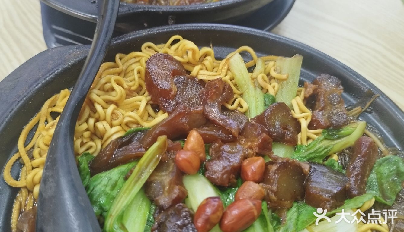 凤凰西街这家砂锅店猪蹄很好吃[呲牙]