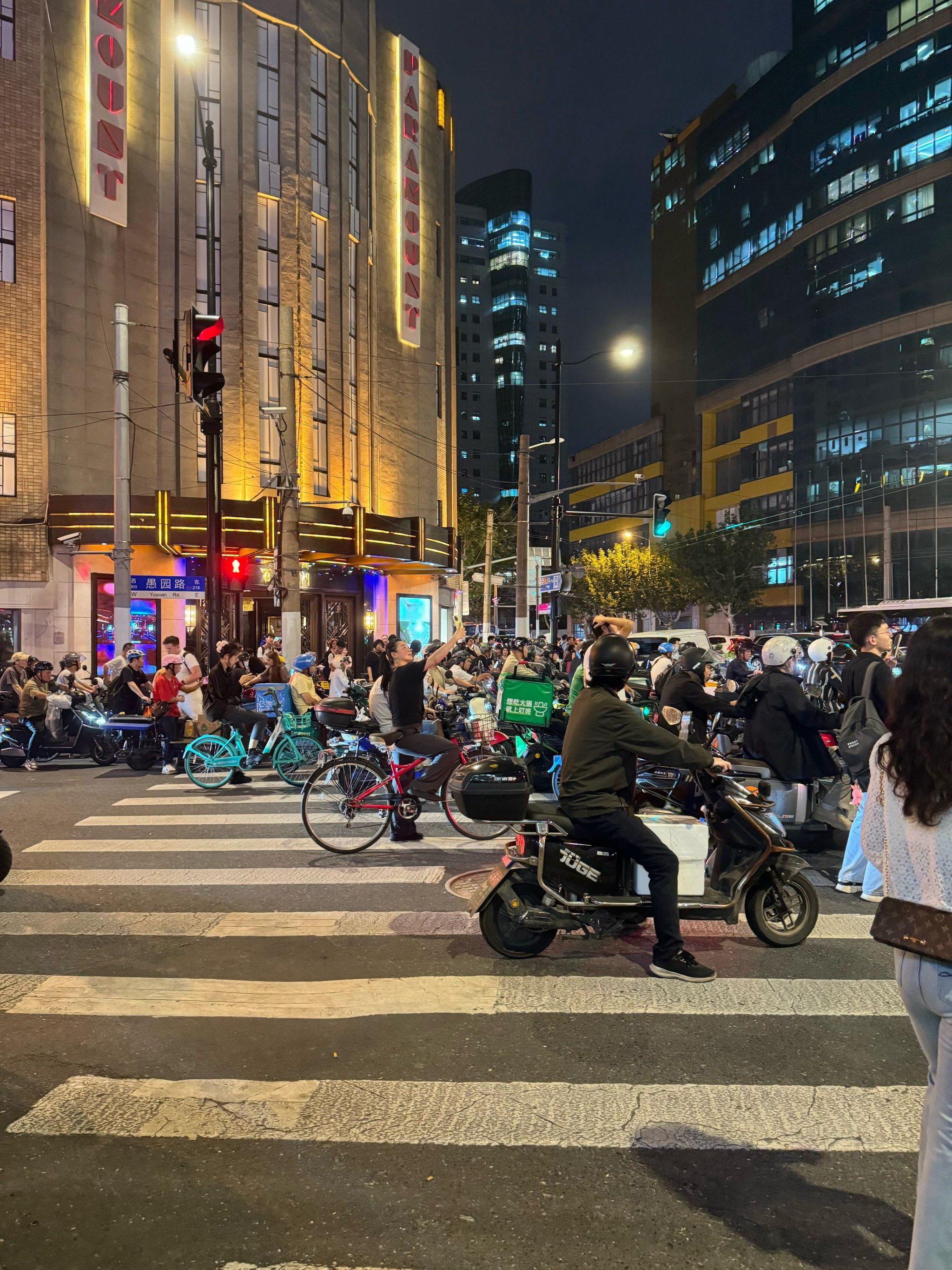 上海夜晚的繁华街头