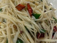蒜苗炒藕丝-辣螃铠盆盆蟹大排档(海昌店)