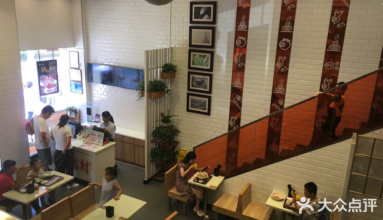 比这周边的餐厅环境好很多，有肠粉也有饭，甜点也多样