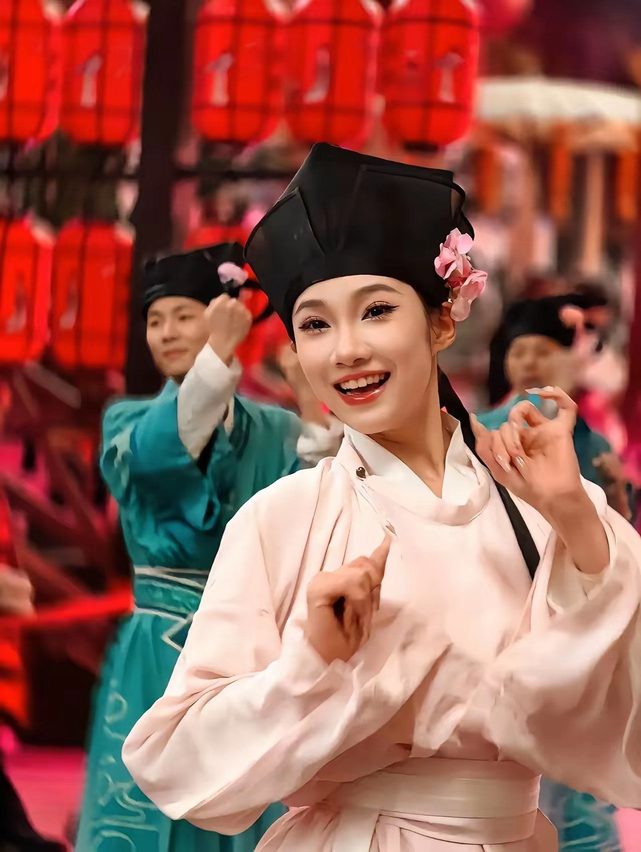 杭州宋城小姐姐的笑容拉进了和旅客们的距离