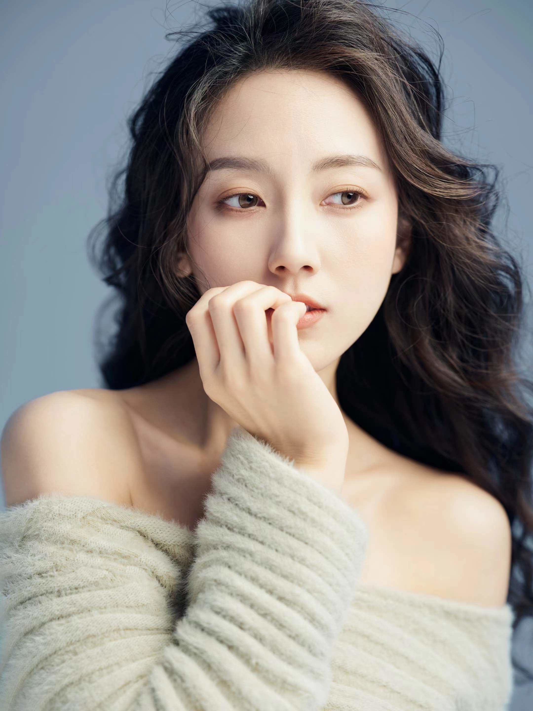 "卷发露肩女神✨绝美人像写真"