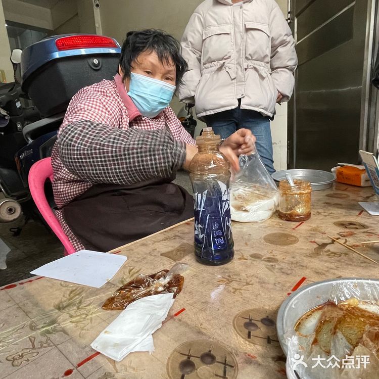 簸箕炊为粤西当地的特色小吃，风靡于茂名市的化州