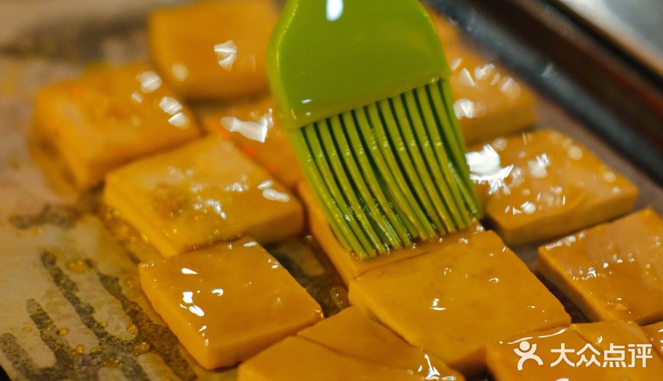 给我吃这家坨坨肉小豆腐,很良心的店家