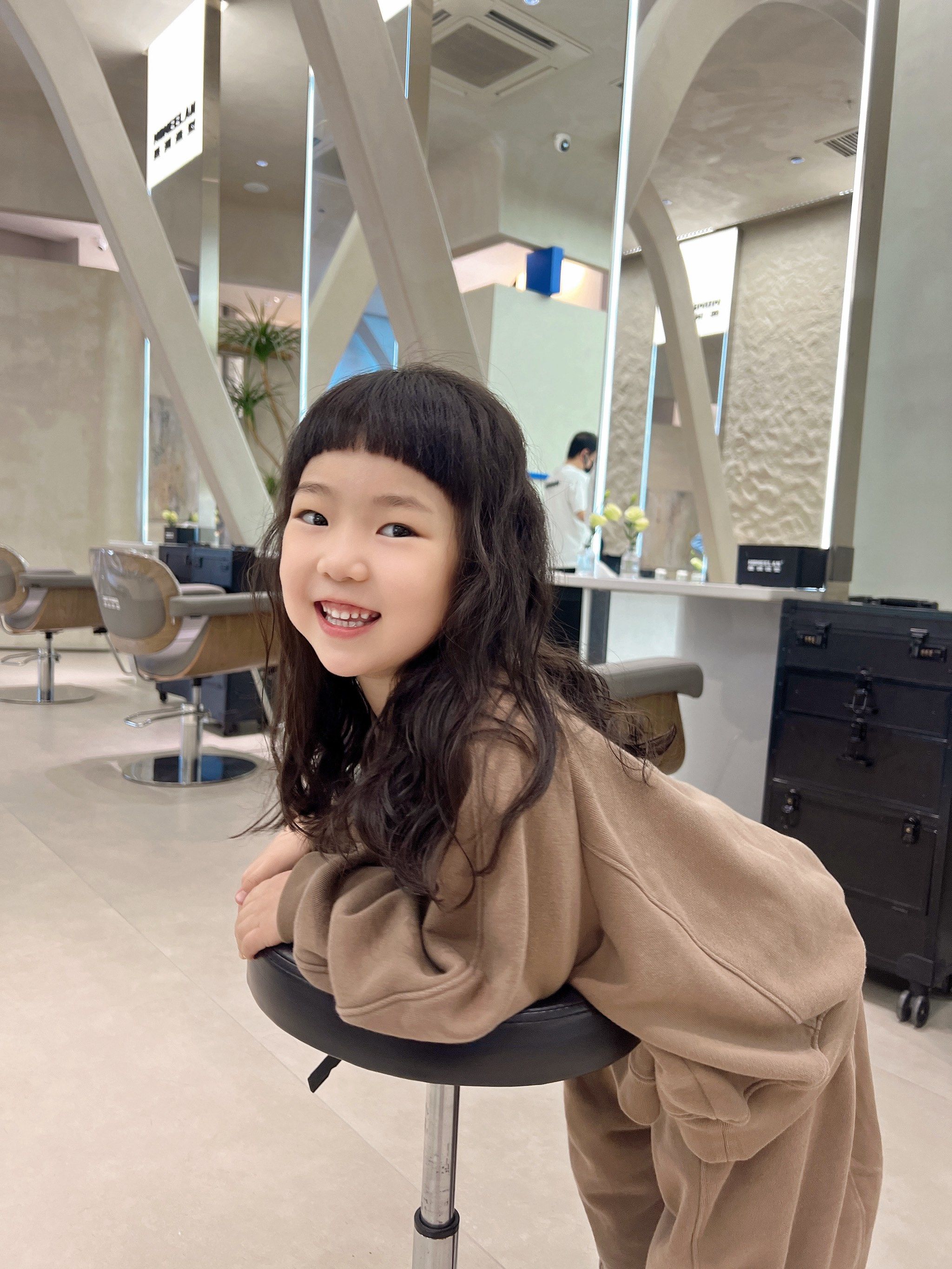 「巴黎墨澜造型·欧莱雅pro(吾悦广场店)」
小女孩烫完卷发后会怎么