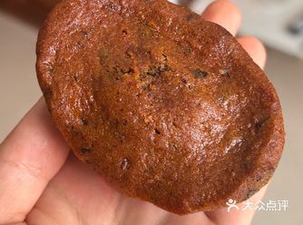 就在朝阳大悦城的北边，排队的人不算很多，但总有