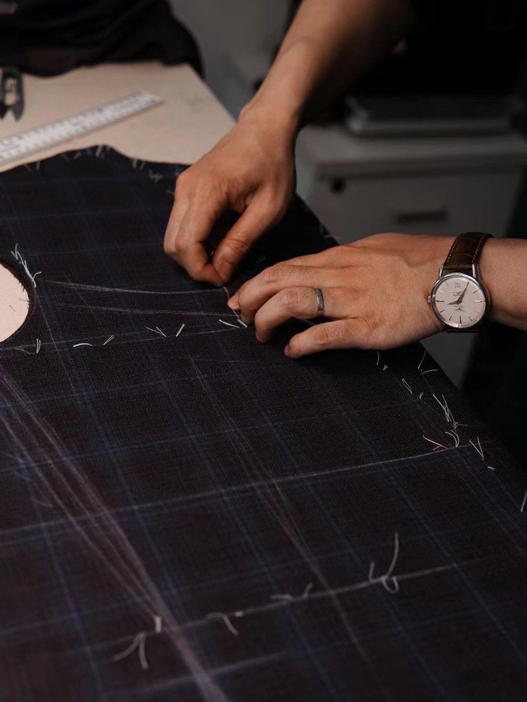 西服定制最重要的步骤之一,纯手工制作