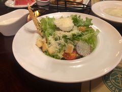 凯撒流心沙拉配大虾-马迭尔德式西餐精酿啤酒屋(中央大街店)