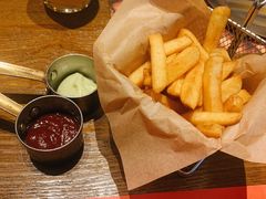 宽薯条配双簧-造精酿餐厅