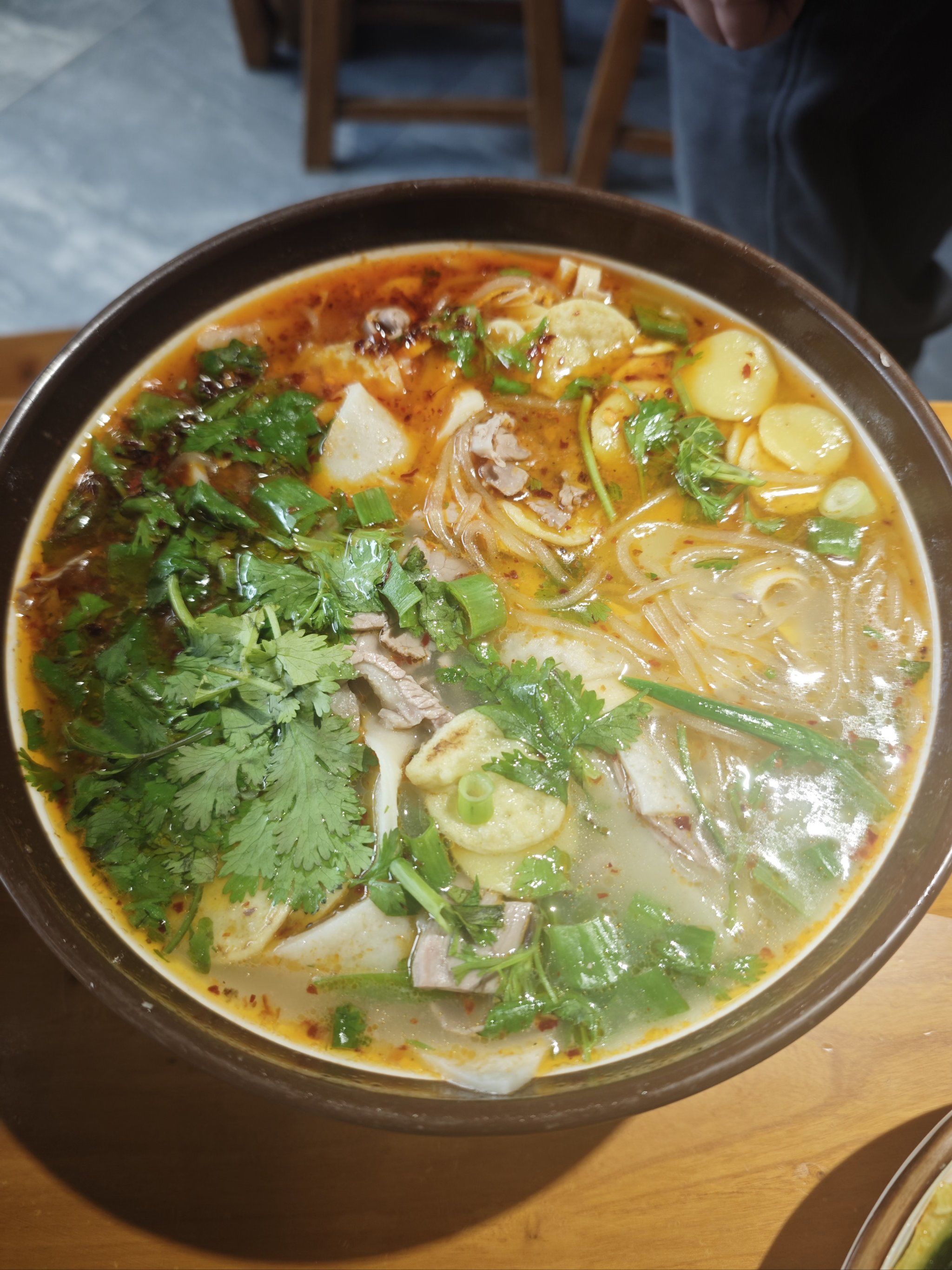 一到淮南,先让老公带我去吃了淮南牛肉汤,这家店挺大,老公点的大碗,说