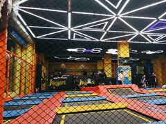 -爱蹦iBOON蹦床运动馆(江汉店)