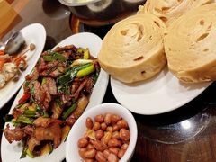 红糖馒头配秘制回锅肉-凯华海鲜火锅·传承三十六年