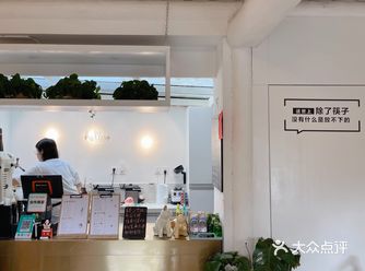 我邻桌的两个姑娘,拿着相机不停地拍拍拍拍拍,拍对方