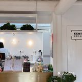 我邻桌的两个姑娘,拿着相机不停地拍拍拍拍拍,拍对方