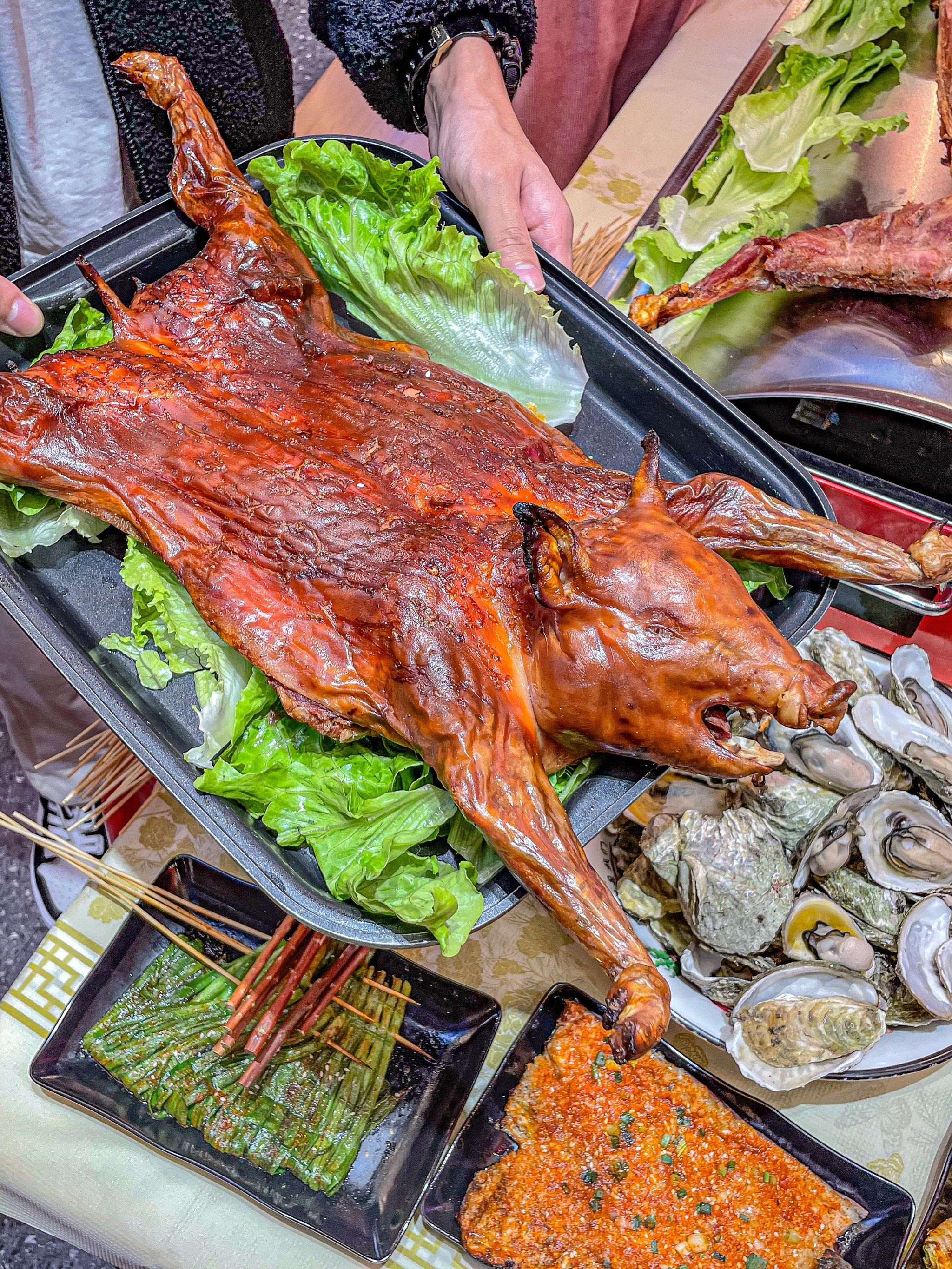 南昌火爆夜宵!脆皮烤乳猪尊嘟巨香