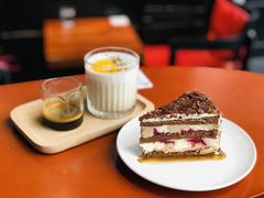 黑森林蛋糕-BLAQ咖啡(骏豪店)