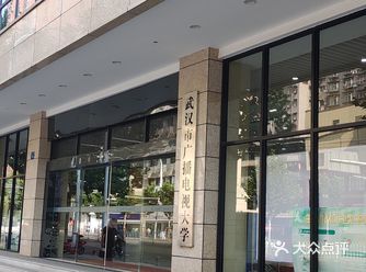一楼很多沙发座，还蛮惊喜的，像小咖啡厅一样