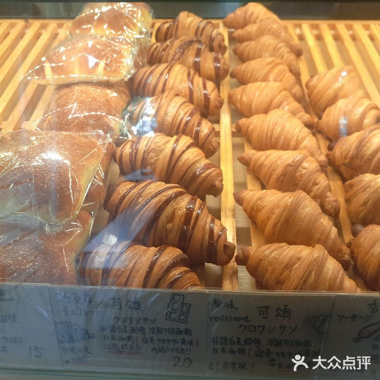 门店不大，但布置的井井有条，让我看上去比较有小资情调