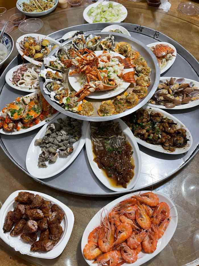 鸿量仔海鲜大排档-"环境就是村里的自建房的大院子和楼房间里,.