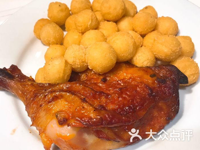 宜家家居餐厅鸡腿配薯球图片 - 第1张