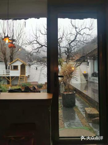 雨天的咖啡小馆，温暖又安逸，美丽温柔的老板娘特意借了