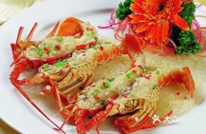 Stir-fried Whole Lobster with Garlic