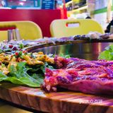 七八点就已经店外排长龙等位了，可见这人气