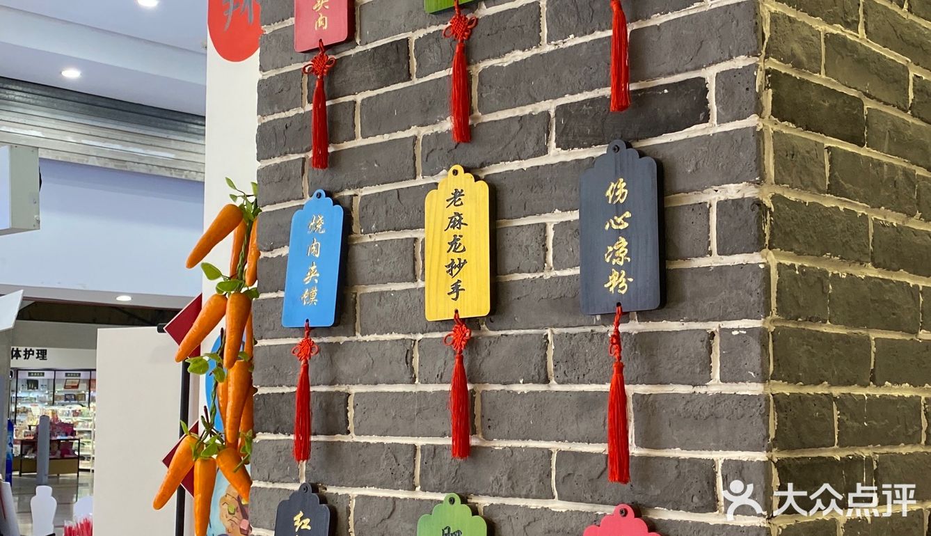 挺好找店里有7~8张桌子，干干净净的