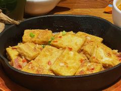 蒜香火腿包浆豆腐-云海肴·汽锅鸡·云南代表菜(天津国金汇店)