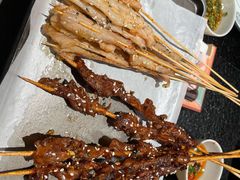 -何妹湿辣牛肉·粤式烧烤砂煲(桂雅路店)