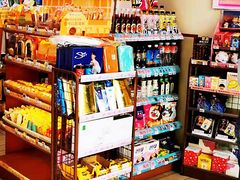 零售区-全家便利店(宜山路站店)