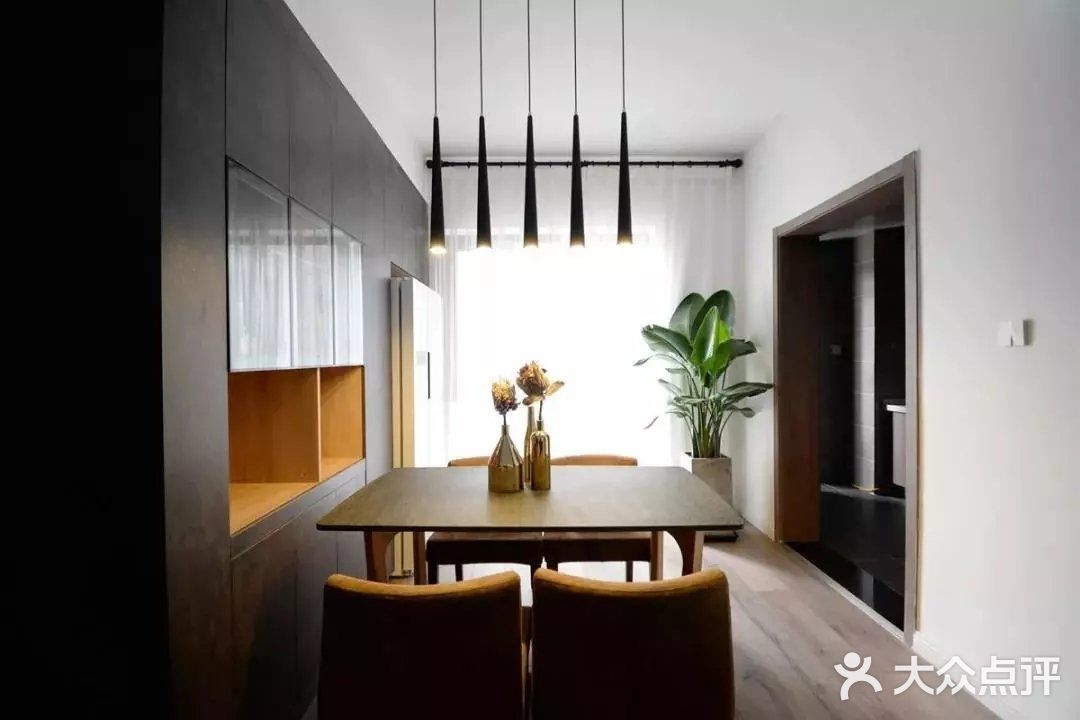 布置出一个低调奢华的华丽空间感。