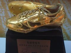 朱建华所获金跳鞋奖杯-上海体育博物馆