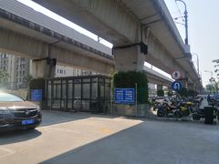 -佘山地铁站-停车场