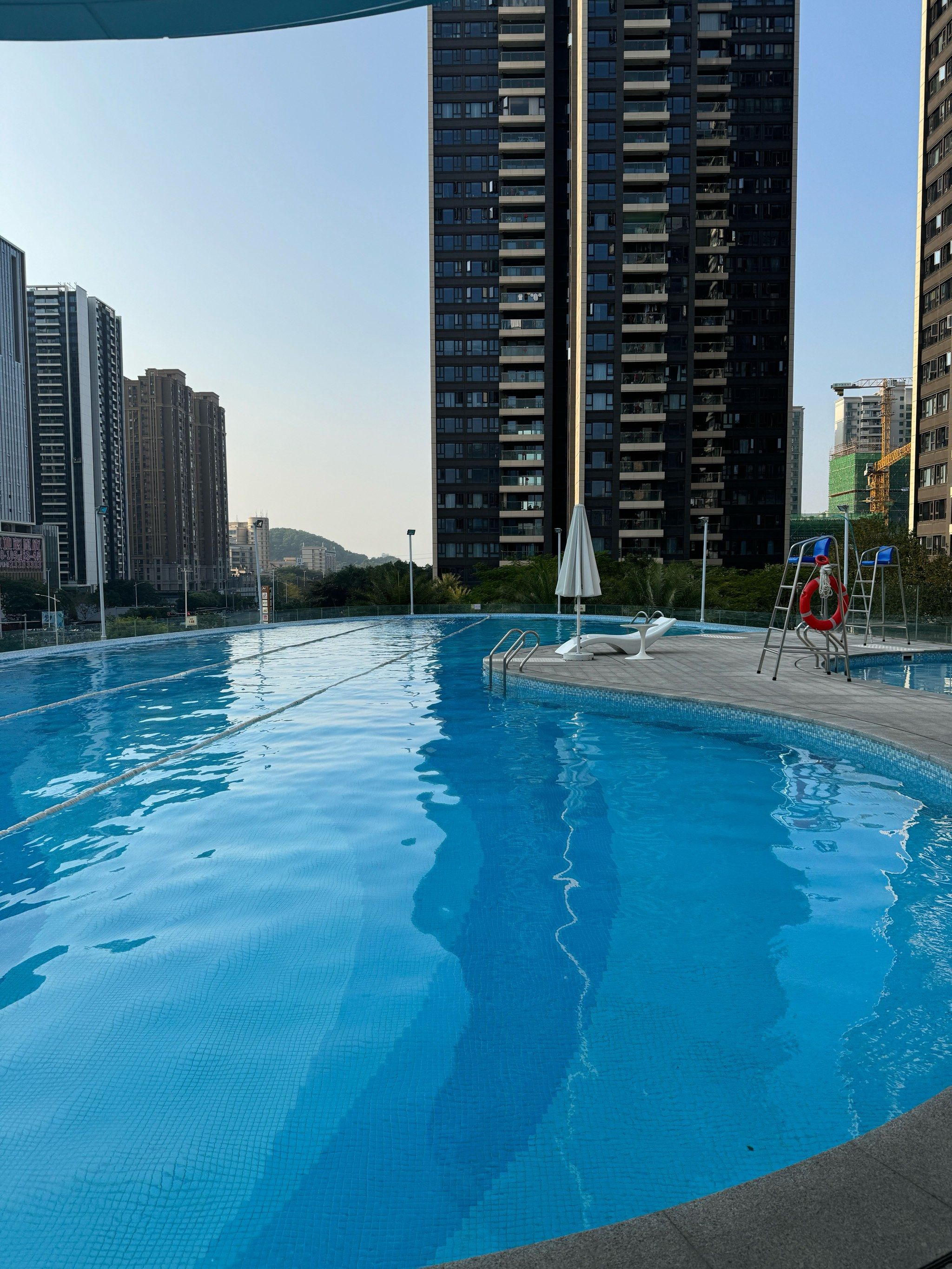 室外泳池的清凉一刻