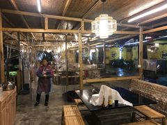 -茅草房·河畔园林火锅
