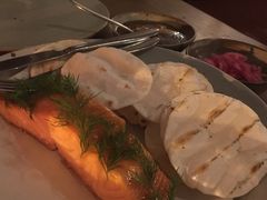 烟熏三文鱼配烤饺子皮和芥末籽酱-BOR Eatery(安福路店)