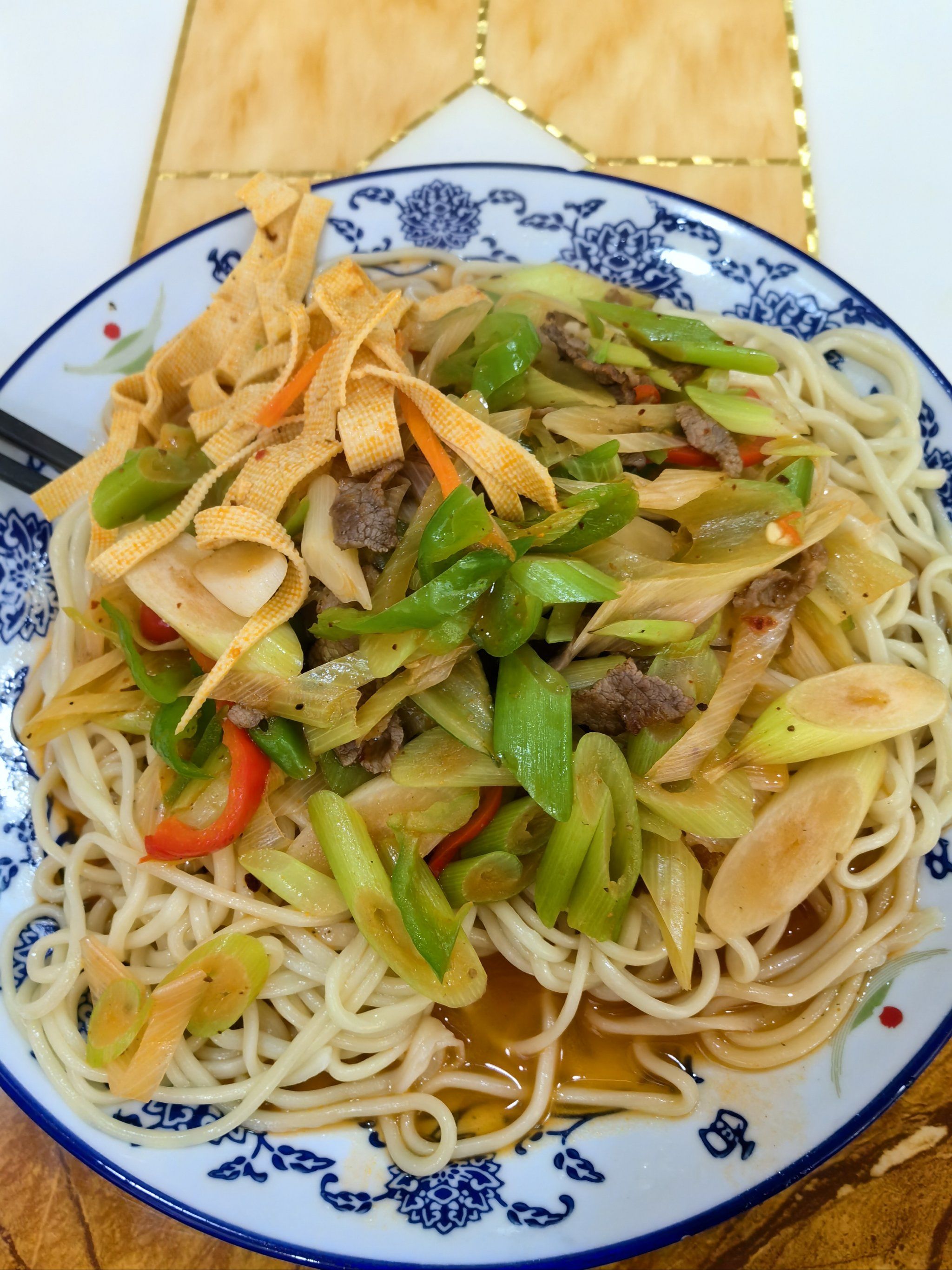 除了拉面,还有汤面盖面盖饭之类的食物,我尝了下葱爆牛肉盖面,很标准