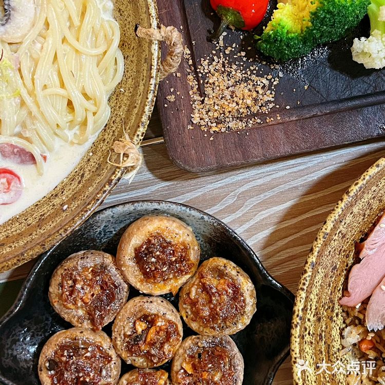 日常下班经过桂峰路都给这间有点北欧装饰风格的西餐厅吸引住
