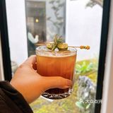 特别是下午的阳光从院子照进来，捧杯咖啡