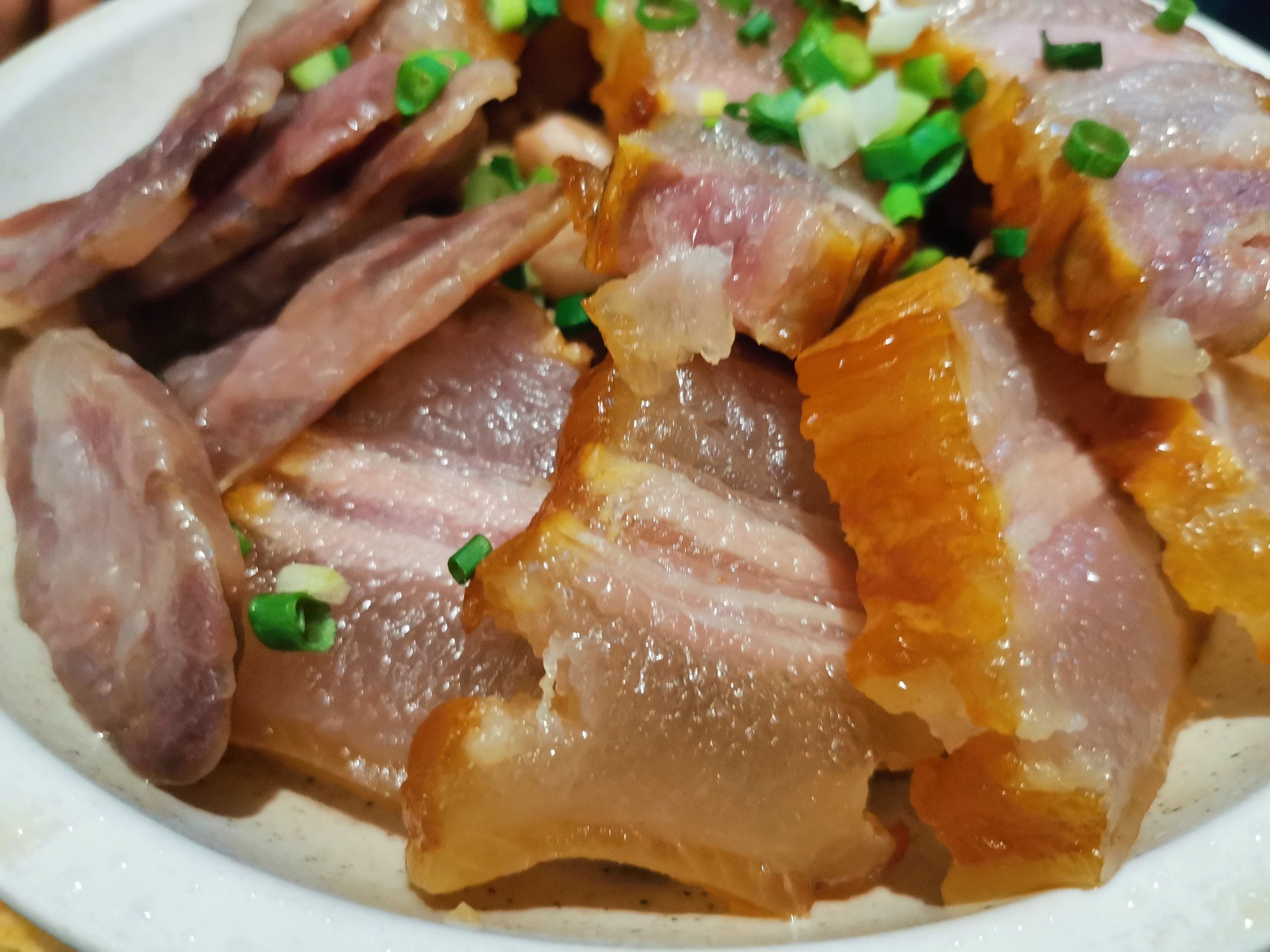 将腊肉,腊肠,腊鱼等汇聚一堂,一同放入蒸