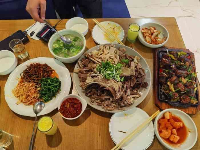 梅花狗肉馆-"晚上8点去的.吃饭的人也不少.每桌必点狗.