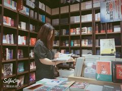 -钟书阁(松江泰晤士小镇店)