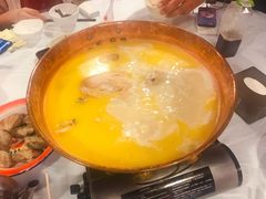 浓厚原只鸡煲花胶汤-鲜入围煮花胶鸡海鲜火锅