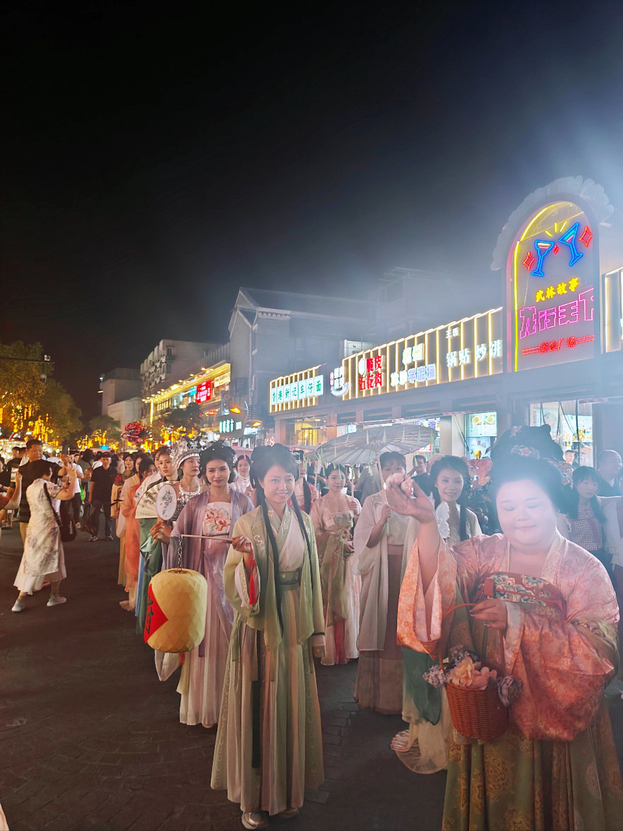 武林夜市偶遇古风巡游